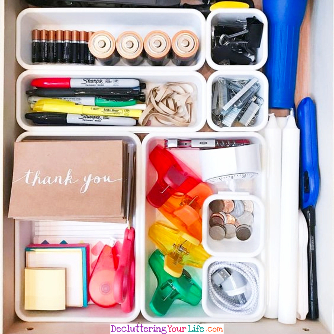 How to organize your office drawers or junk drawer - simple DIY ideas #junkdrawerorganization #gettingorganized #organizationideasforthehome #getorganized #lifehacks #organizingtips #kitchenideas #deskorganization