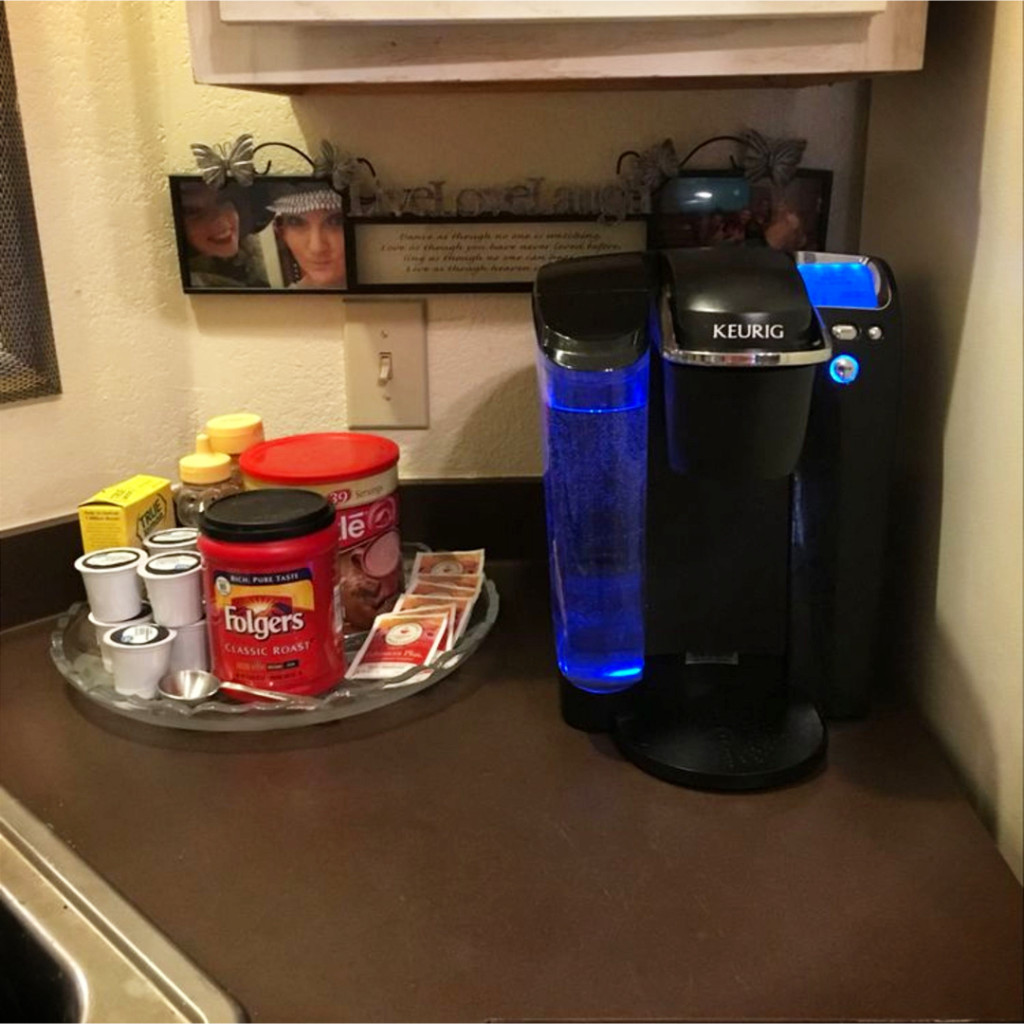 Simple idea for a coffee area with my Keurig #kitchenideas #diyroomdecor #homedecorideas #diyhomedecor #farmhousedecor