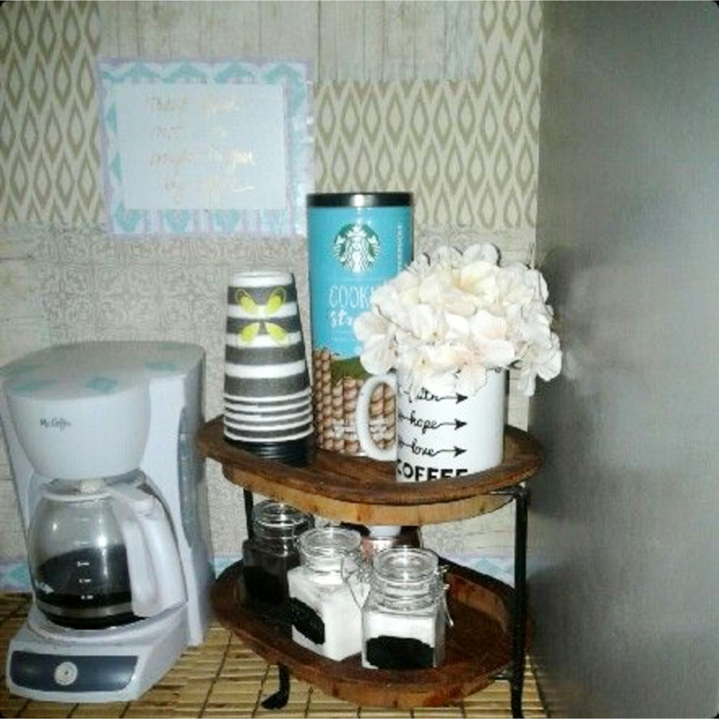Small apartment kitchen coffee area idea #kitchenideas #diyroomdecor #homedecorideas #diyhomedecor #farmhousedecor