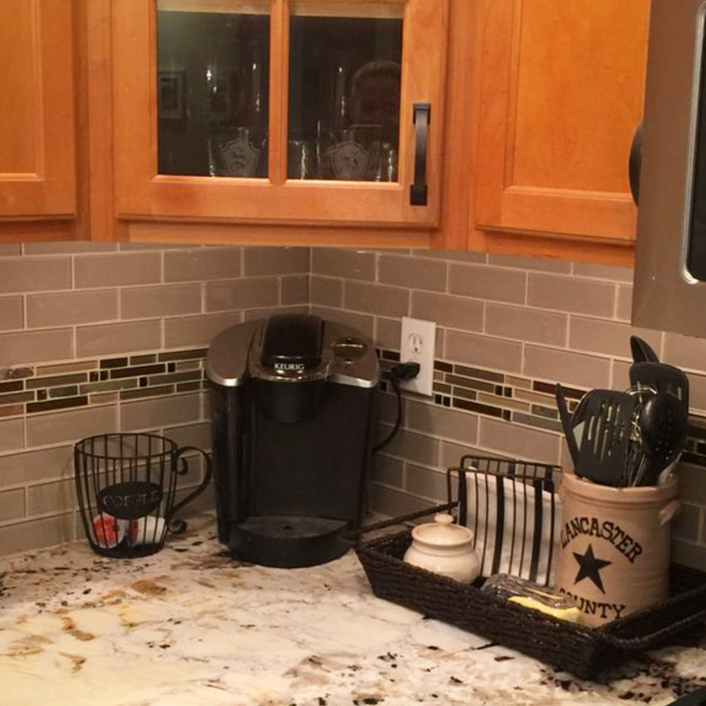 Small corner coffee area on the counter #kitchenideas #diyroomdecor #homedecorideas #diyhomedecor #farmhousedecor