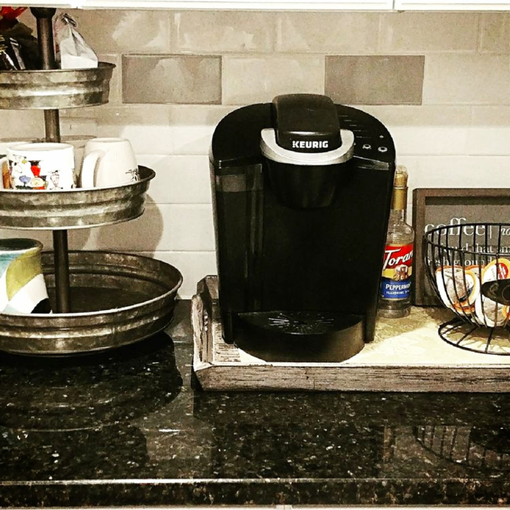 Small coffee nook coffee area in the kitchen #kitchenideas #diyroomdecor #homedecorideas #diyhomedecor #farmhousedecor