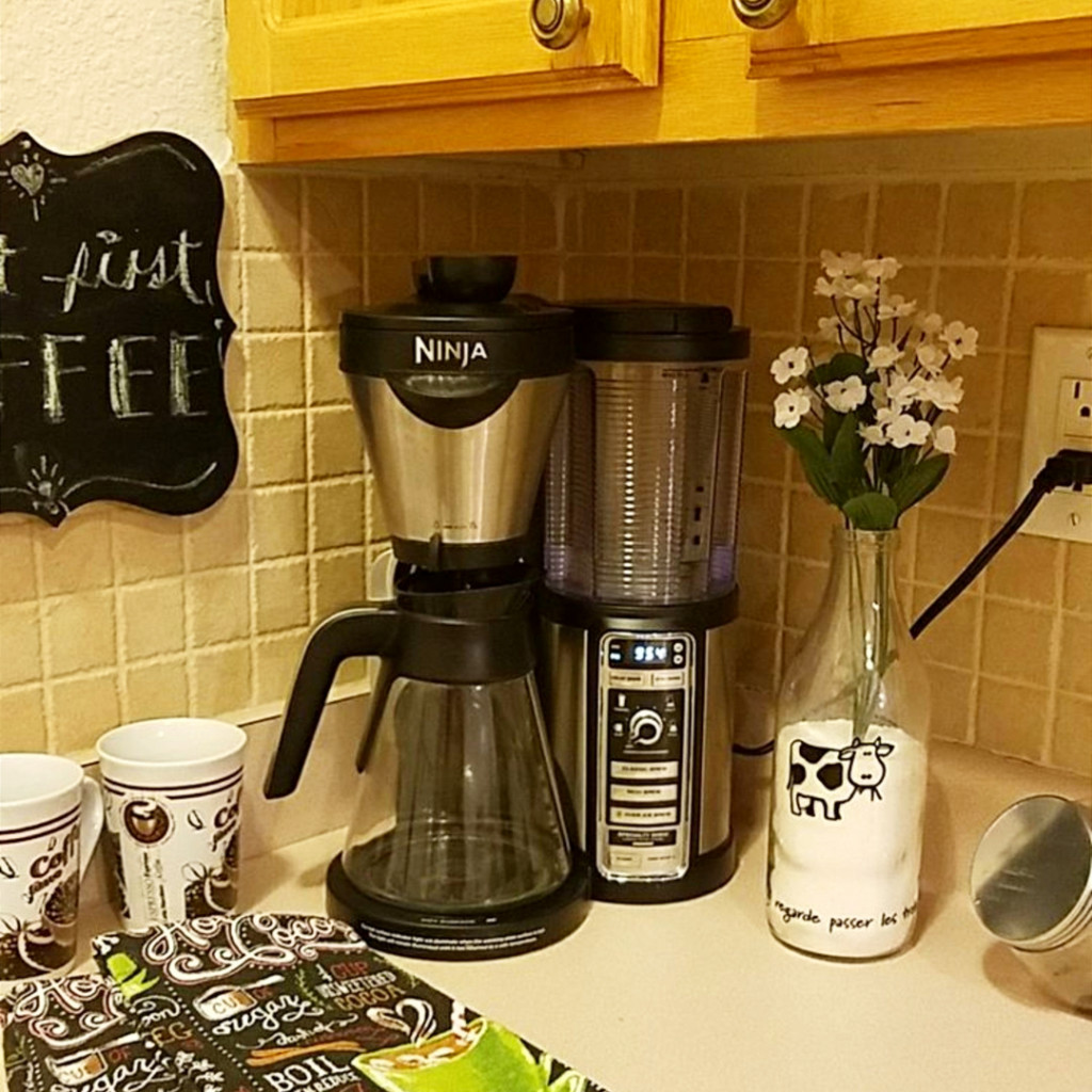 Small coffee area / coffee bar idea #kitchenideas #diyroomdecor #homedecorideas #diyhomedecor #farmhousedecor