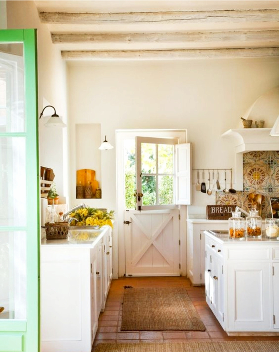 Cottage Farmhouse Kitchen - English Farmhouse decor ideas #kitchenideas #farmhousekitchen #farmhousedecor #homedecorideas #diyhomedecor #farmhousestyle #farmhouse