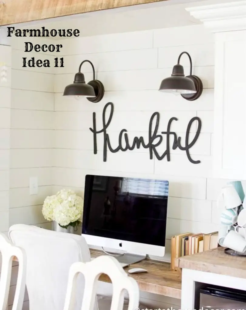 Farmhouse style computer desk / workspace in the kitchen - Clutter-free Farmhouse Decor Ideas #farmhousedecorating #rusticfarmhouse #diydecor #homedecorideas #diyhomedecor #farmhousestyle #farmhousedecorideas #decoratingideas #kitchenideas #livingroomideas #bedroomideas #bathroomideas #laundryroomideas