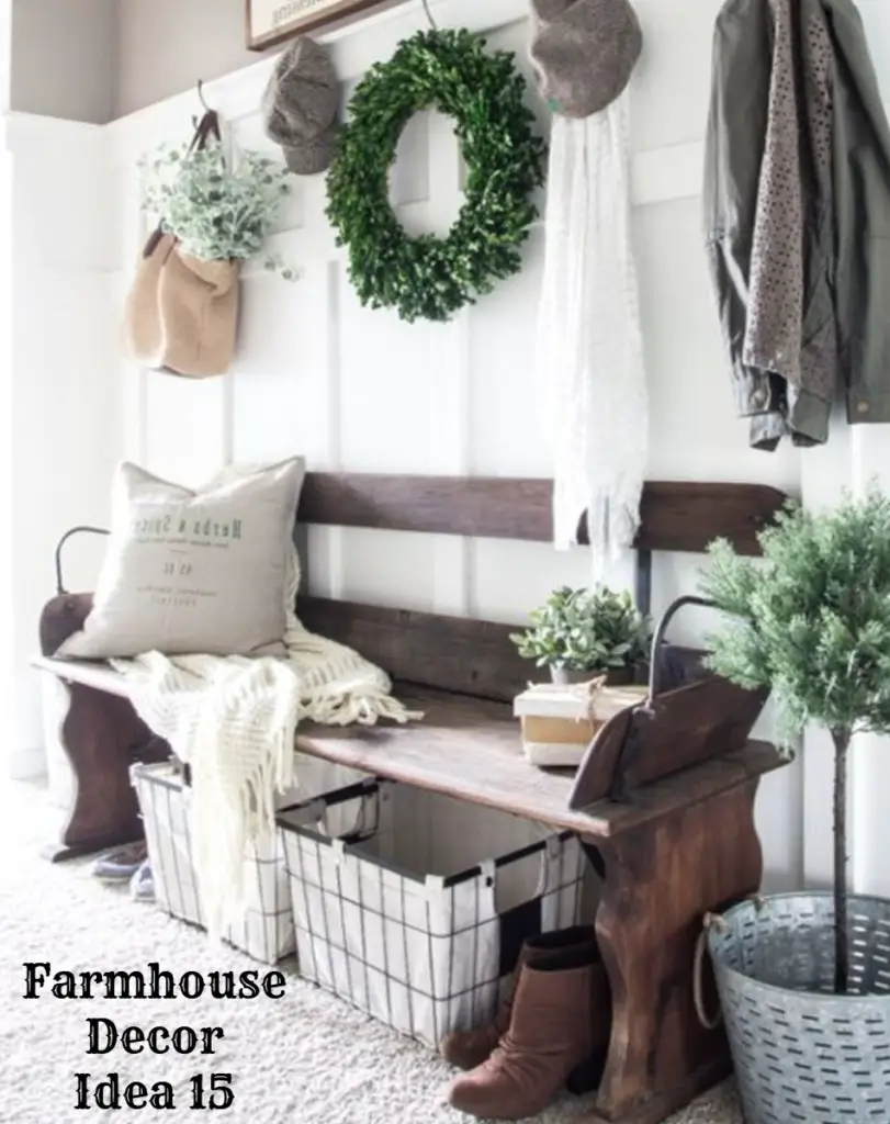 Rustic farmhouse foyer decorating idea - Clutter-free Farmhouse Decor Ideas #farmhousedecorating #rusticfarmhouse #diydecor #homedecorideas #diyhomedecor #farmhousestyle #farmhousedecorideas #decoratingideas #kitchenideas #livingroomideas #bedroomideas #bathroomideas #laundryroomideas