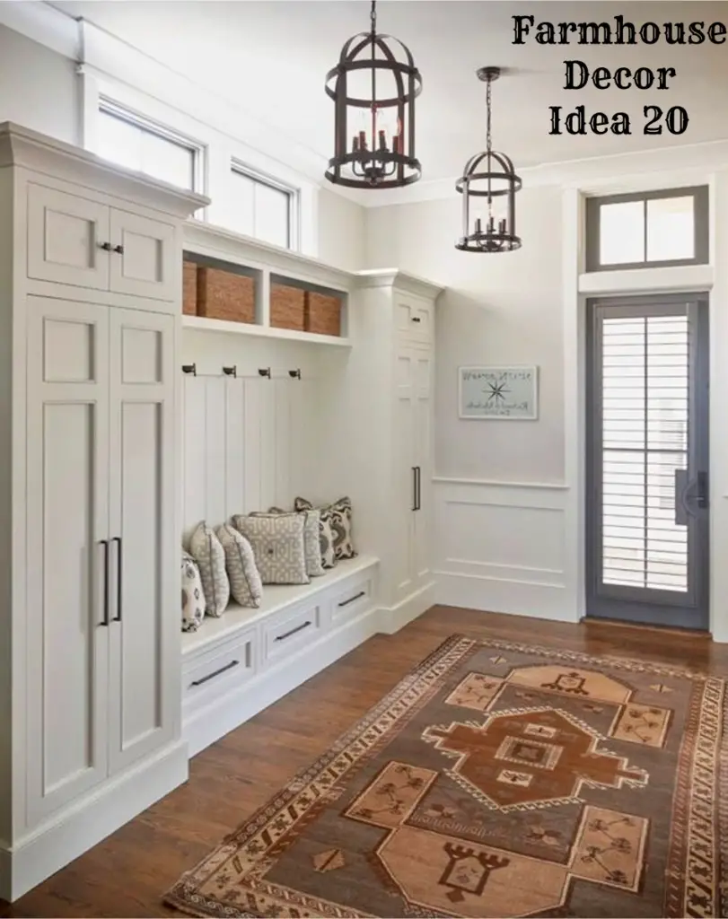 Modern Farmhouse Mudroom design in the foyer - Clutter-free Farmhouse Decor Ideas