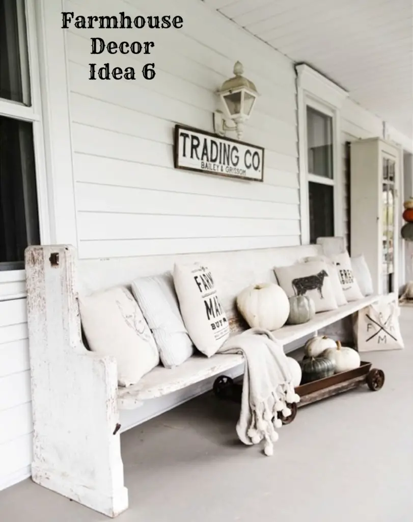 Farmhouse style front porch decorating idea - Clutter-free Farmhouse Decor Ideas #farmhousedecorating #rusticfarmhouse #diydecor #homedecorideas #diyhomedecor #farmhousestyle #farmhousedecorideas #decoratingideas #kitchenideas #livingroomideas #bedroomideas #bathroomideas #laundryroomideas