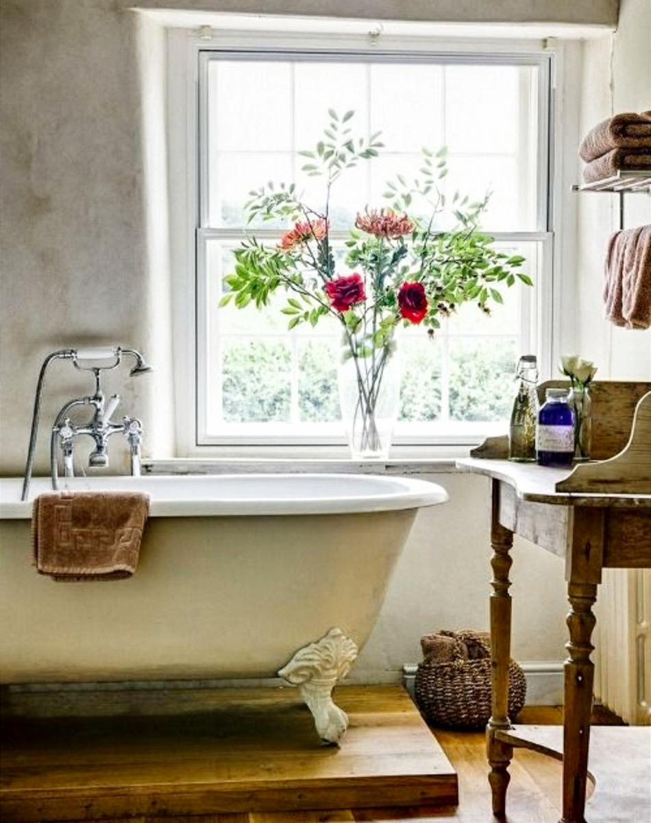 French Farmhouse style bathroom #bathroomideas #farmhousebathrooms #farmhousedecor #homedecorideas #diyhomedecor #farmhousestyle #farmhouse