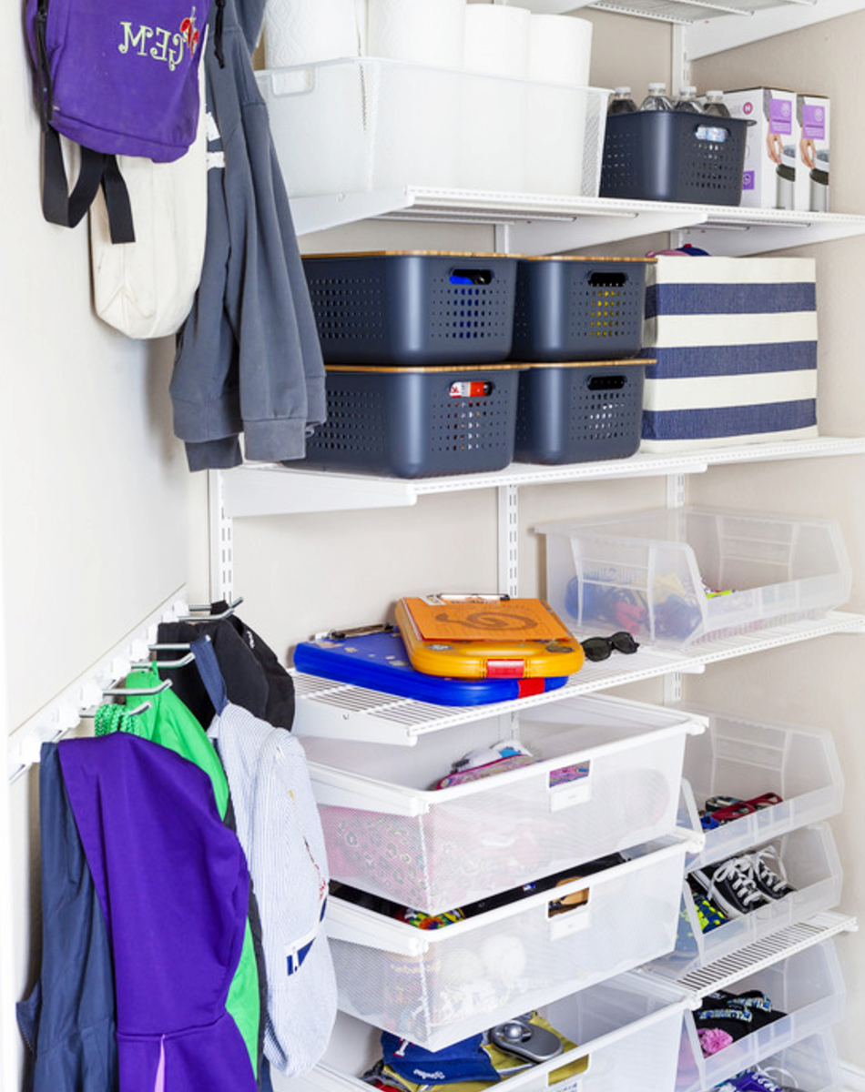 Drop Zone Ideas - How to make a family drop zone and get organized at home - #organizationideasforthehome #gettingorganized #momhacks #dropzone