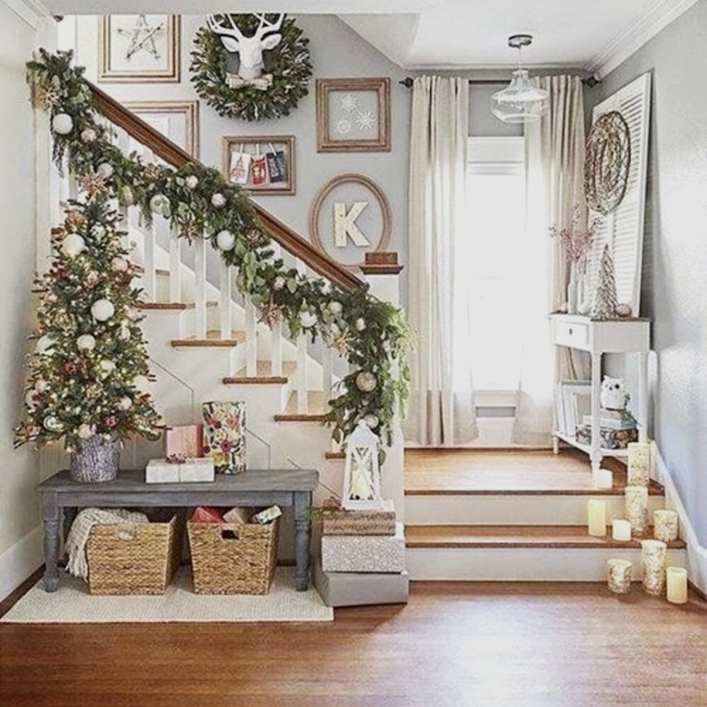 Foyer decor idea for Christmas - love this small entrway decorating idea! #foyerdecorideas #diyhomedecor