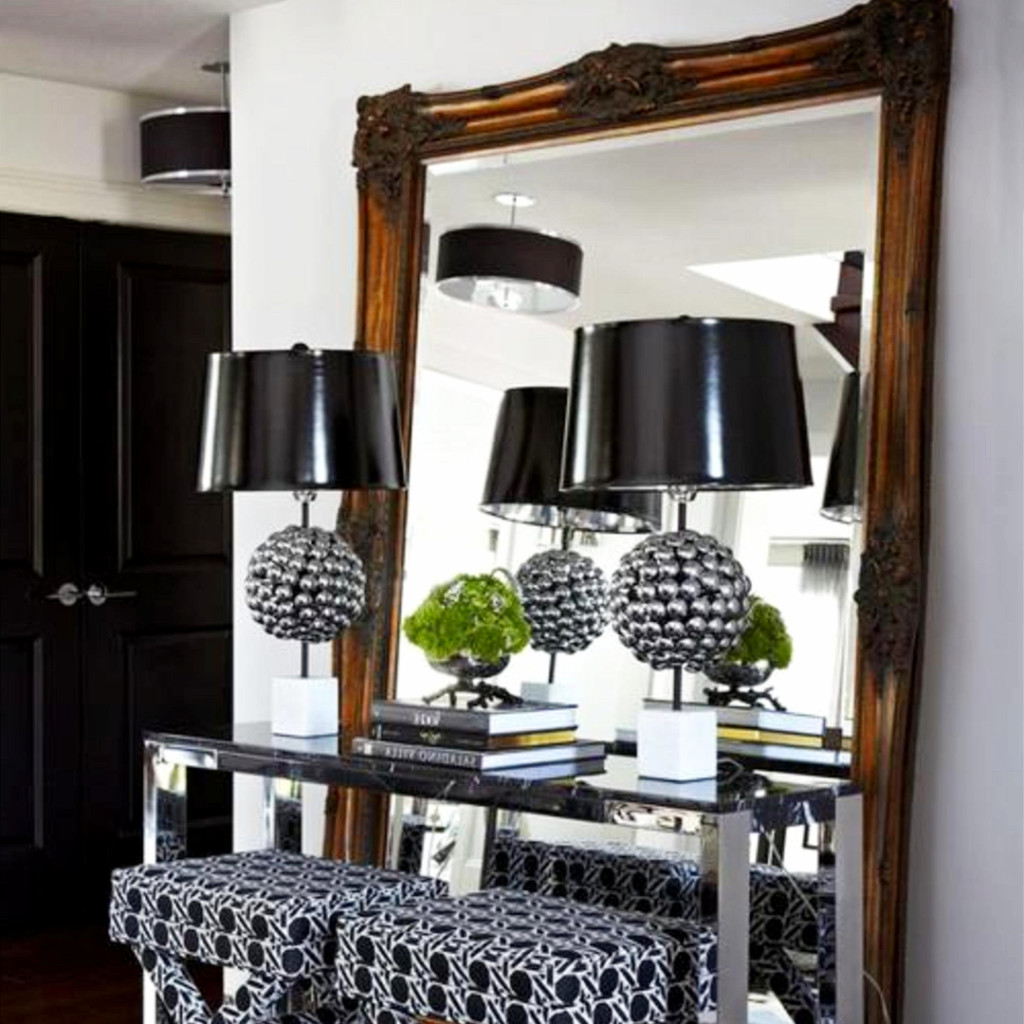 Small front foyer ideas - love the big mirror in this entryway hallway #foyerdecorideas #diyhomedecor